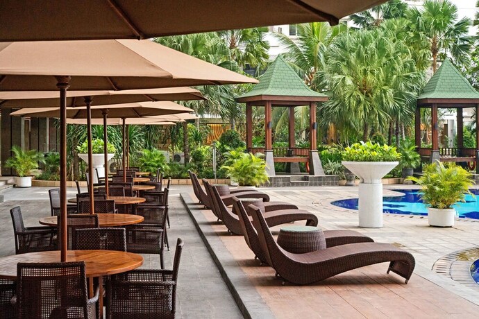 Imagen de la piscina del Hotel Grand Whiz Poins Square-Simatupang. Foto 27