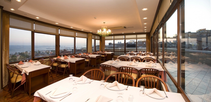 Imagen del bar/restaurante del Hotel Grand Yavuz. Foto 6