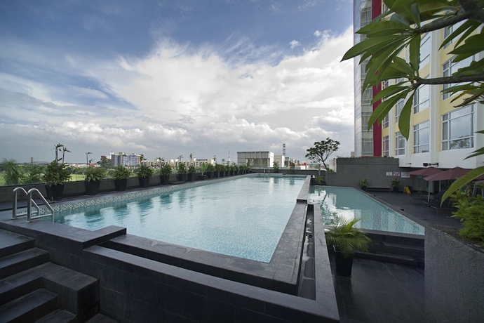 Imagen de la piscina del Hotel Grand Zuri Jababeka - Cikarang - Chse Certified. Foto 19