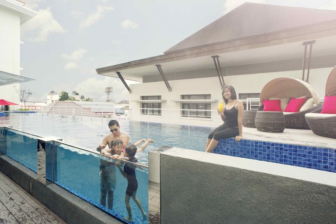 Imagen de la piscina del Hotel Grand Zuri Malioboro Yogyakarta - Chse Certified. Foto 16