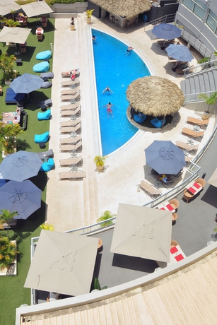 Imagen de la piscina del Hotel Grand and Casino. Foto 15