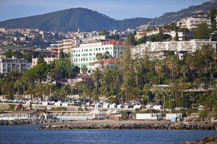 Imagen de los exteriores del Hotel Grand and Des Anglais. Foto 15