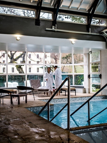 Imagen de la piscina del Hotel Grand and Spa Uriage. Foto 16