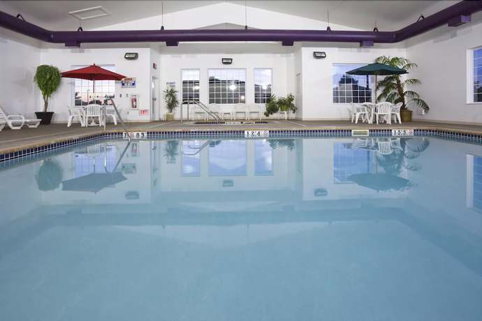 Imagen de la piscina del Hotel GrandStay and Suites Becker Big Lake. Foto 12