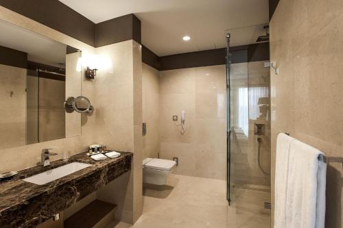 Imagen de la habitación del Hotel GrandTiffi. Foto 7