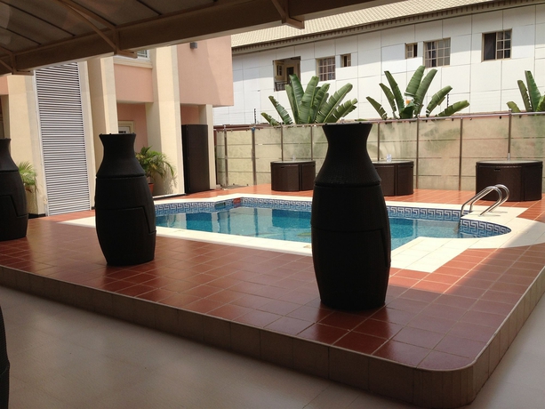 Imagen de la piscina del Hotel Grandbee Suites. Foto 11