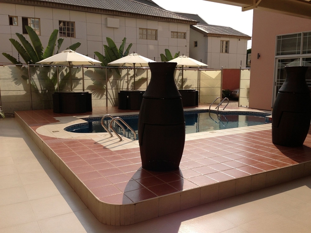 Imagen de la piscina del Hotel Grandbee Suites. Foto 12