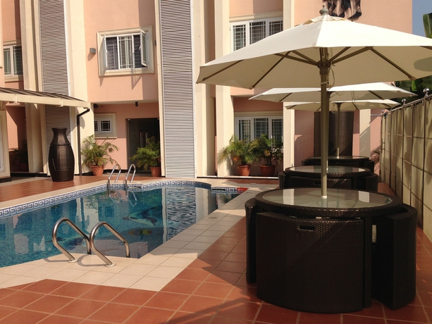 Imagen de la piscina del Hotel Grandbee Suites. Foto 13