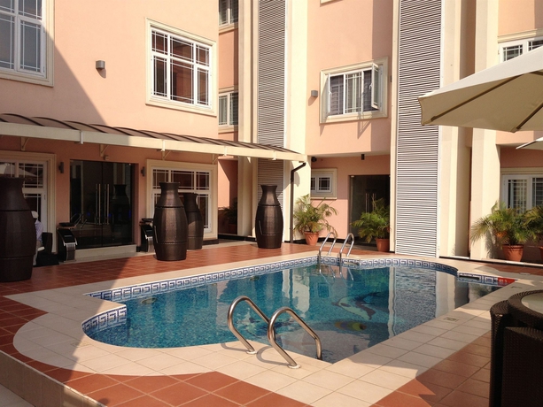 Imagen de la piscina del Hotel Grandbee Suites. Foto 14