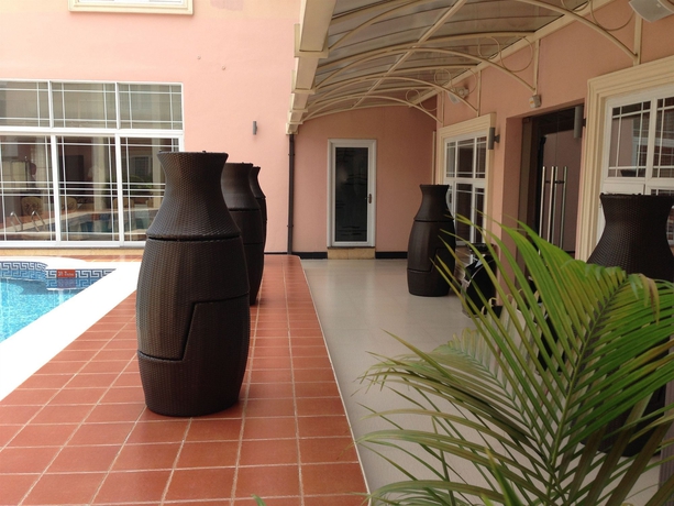 Imagen de la piscina del Hotel Grandbee Suites. Foto 15