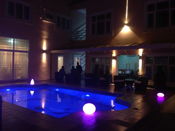 Imagen de la piscina del Hotel Grandbee Suites. Foto 16