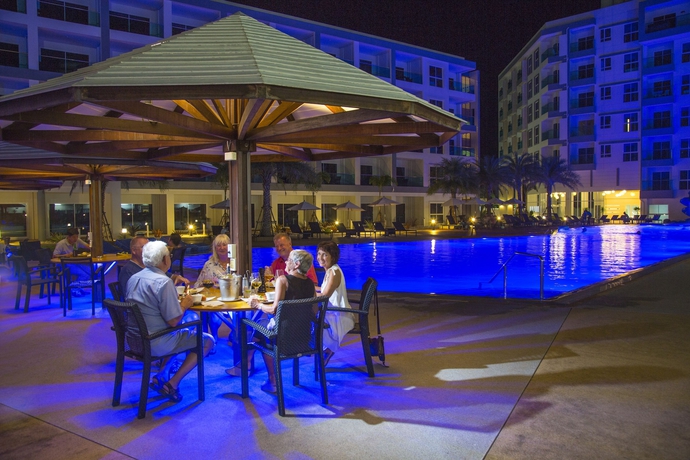 Imagen del bar/restaurante del Hotel Grandblue Resort. Foto 2