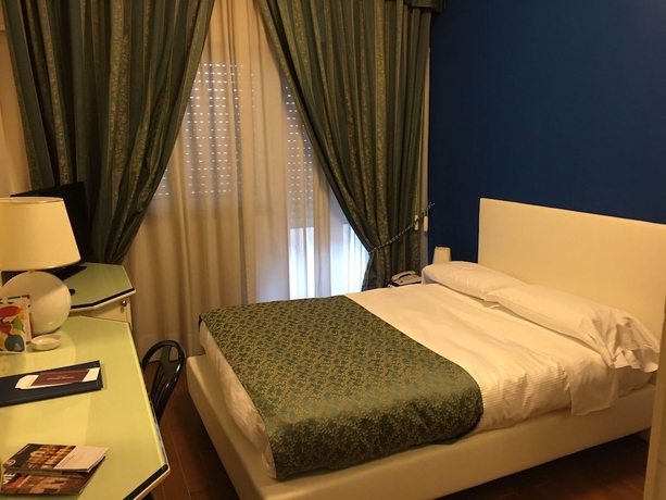 Imagen de la habitación del Hotel Grande Albergo Potenza. Foto 7