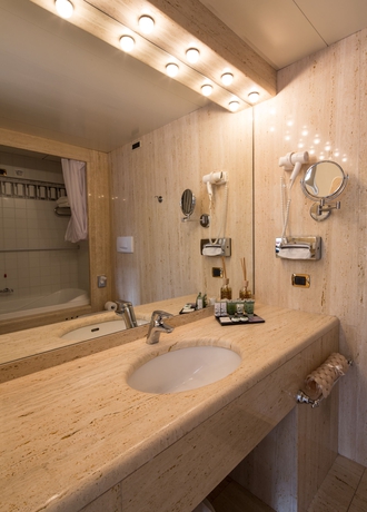 Imagen de la habitación del Hotel Grande Albergo Roma. Foto 15