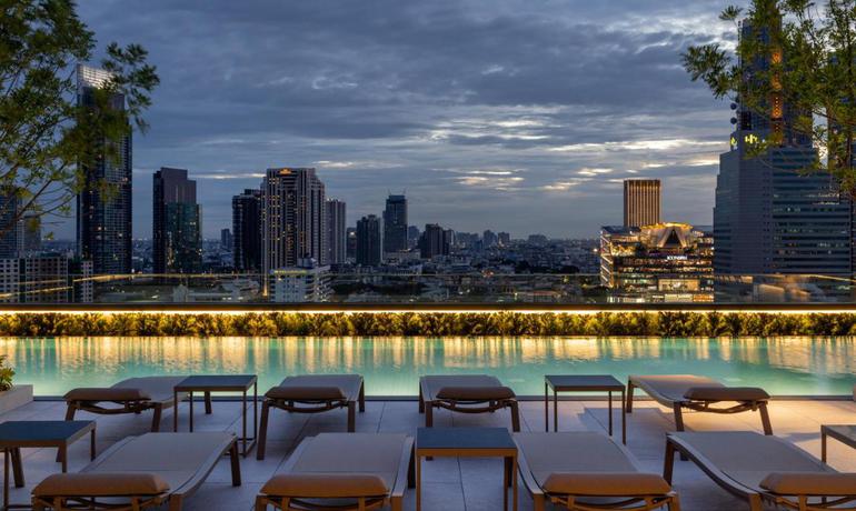 Imagen de la piscina del Hotel Grande Centre Point Surawong Bangkok. Foto 14