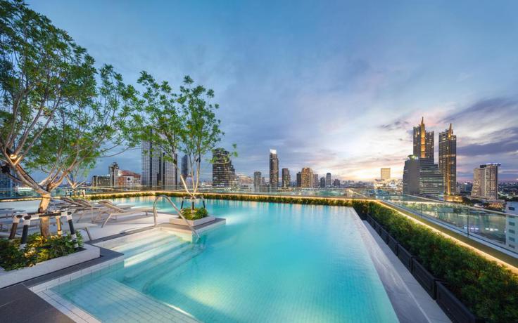 Imagen de la piscina del Hotel Grande Centre Point Surawong Bangkok. Foto 15