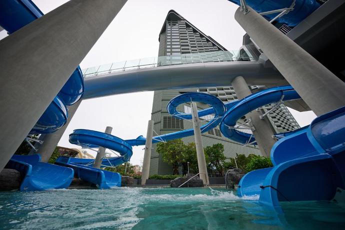 Imagen de la piscina del Hotel Grande Centre Point Voyage Pattaya. Foto 18