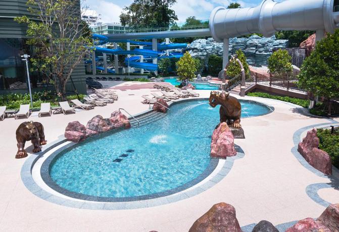 Imagen de la piscina del Hotel Grande Centre Point Voyage Pattaya. Foto 20