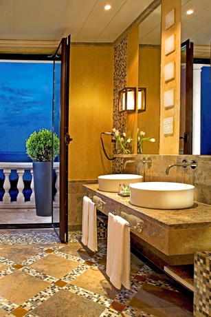 Imagen de la habitación del Hotel Grande Real Villa Italia. Foto 6