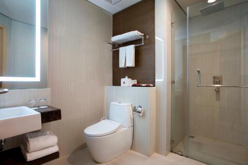 Imagen de la habitación del Hotel Grandhika Semarang. Foto 7