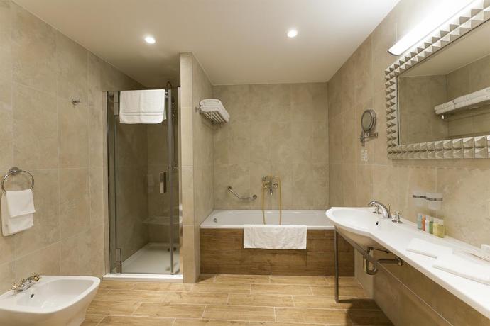 Imagen de la habitación del Hotel Grandhotel Ambassador National House. Foto 10