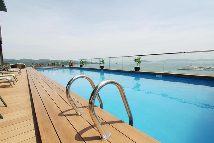 Imagen de la piscina del Hotel Grandis. Foto 8