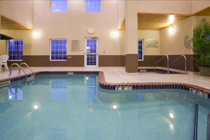 Imagen de la piscina del Hotel Grandstay and Suites, Ames. Foto 19