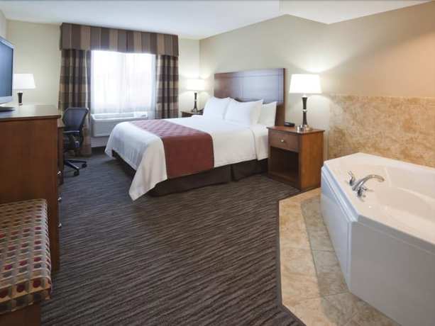 Imagen de la piscina del Hotel Grandstay and Suites Parkers Prairie. Foto 20