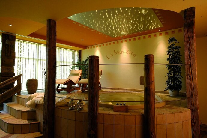 Imagen de la piscina del Hotel Granta Parey. Foto 35