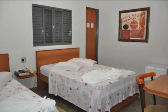 Imagen de la habitación del Hotel Gra&uacute;nas. Foto 15