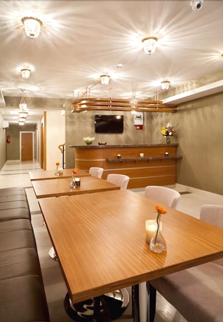 Imagen del bar/restaurante del Hotel Gravis Suites. Foto 3