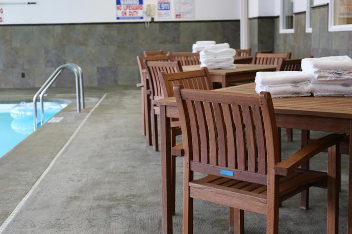 Imagen de la piscina del Hotel Gray Wolf Inn and Suites. Foto 7