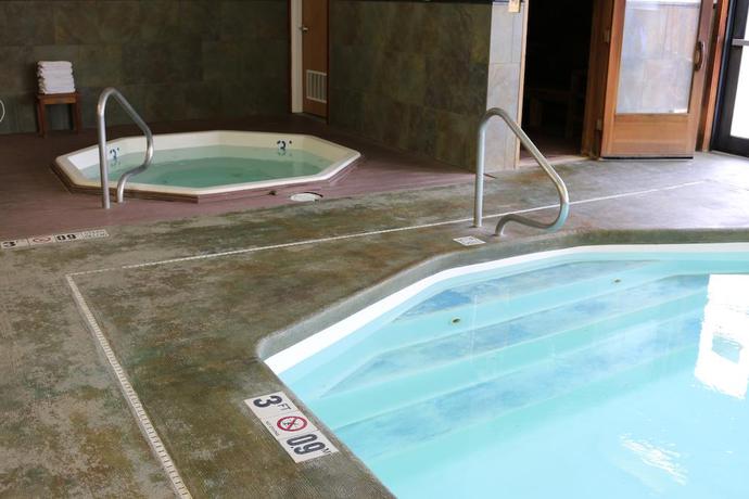 Imagen de la piscina del Hotel Gray Wolf Inn and Suites. Foto 8
