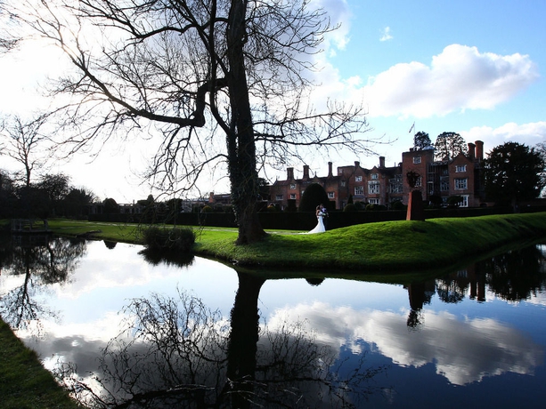 Imagen de los exteriores del Hotel Great Fosters - A Small Luxury. Foto 8