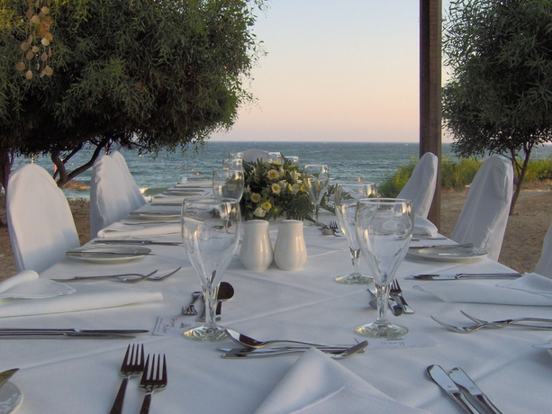 Imagen de los exteriores del Hotel Grecian Bay. Foto 7