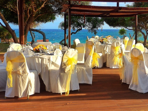 Imagen de los exteriores del Hotel Grecian Bay. Foto 8