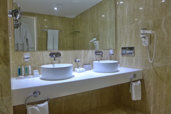 Imagen de la habitación del Hotel Grecian Bay. Foto 3