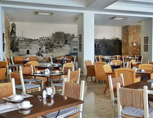 Imagen del bar/restaurante del Hotel Grecian Bay. Foto 1