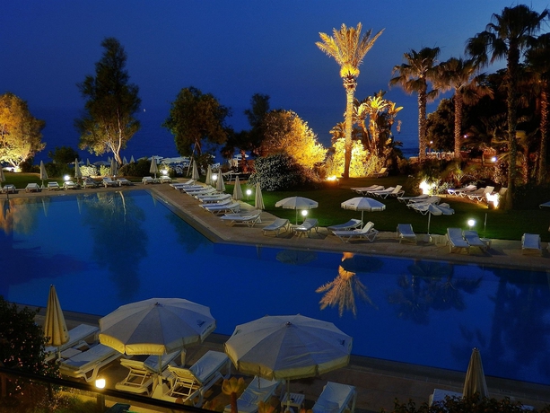 Imagen de la piscina del Hotel Grecian Sands. Foto 13