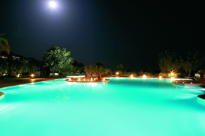 Imagen de la piscina del Hotel Grecotel Filoxenia. Foto 6