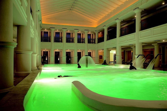 Imagen de la piscina del Hotel Grecotel La Riviera and Aqua Park. Foto 14