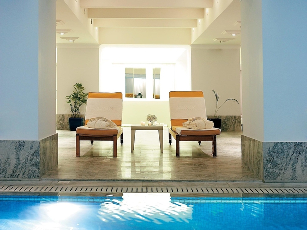 Imagen de la piscina del Hotel Grecotel Larissa Imperial. Foto 15