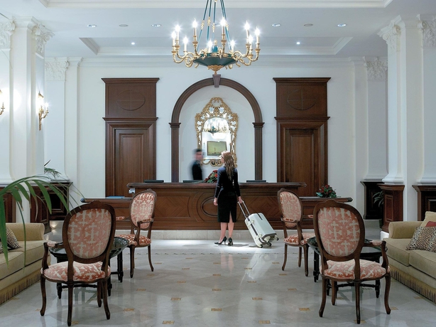 Imagen de los interiores del Hotel Grecotel Larissa Imperial. Foto 12