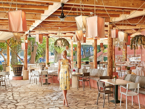 Imagen del bar/restaurante del Hotel Grecotel Lux Me Daphnila Bay, Dassia - All Inclusive. Foto 3