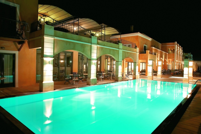 Imagen de la piscina del Hotel Grecotel Plaza Beach House. Foto 12