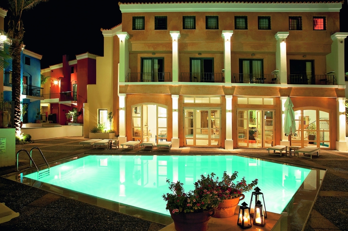 Imagen de la piscina del Hotel Grecotel Plaza Beach House. Foto 15