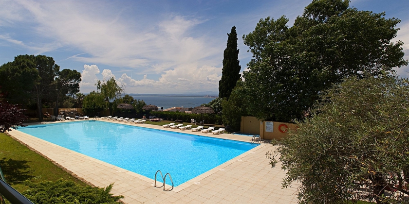 Imagen de la piscina del Hotel Grecs. Foto 10