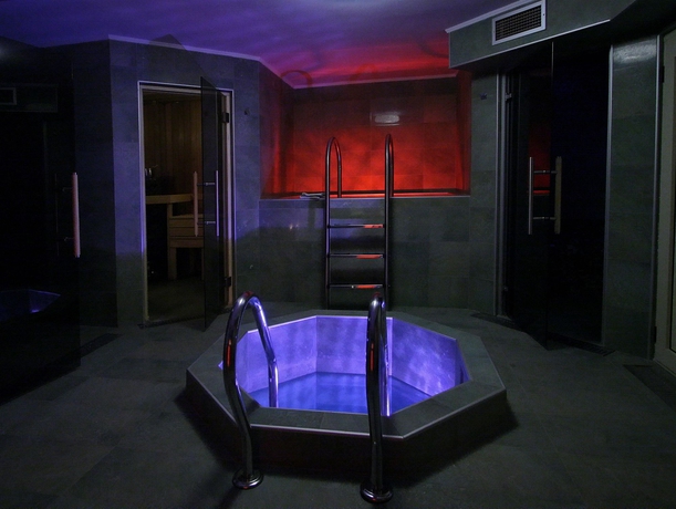 Imagen de la piscina del Hotel Greek Pride Cronwell Rahoni. Foto 11