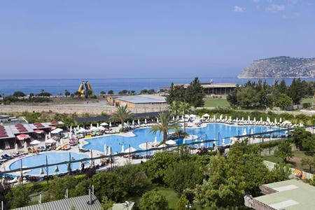 Imagen de la piscina del Hotel Green Garden Apart and Suites. Foto 8