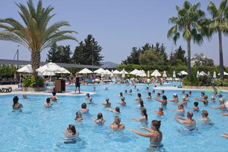 Imagen de la piscina del Hotel Green Garden Apart and Suites. Foto 10